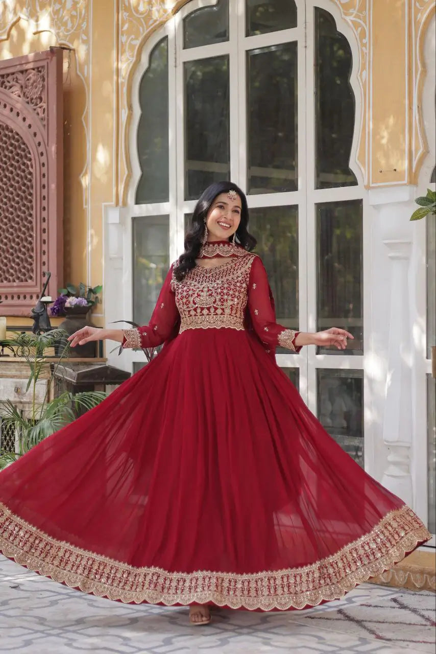 Robe en georgette rouge Falu avec broderies et dupatta assortie