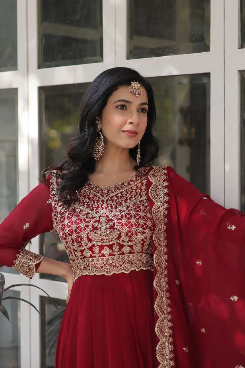Robe en georgette rouge Falu avec broderies et dupatta assortie