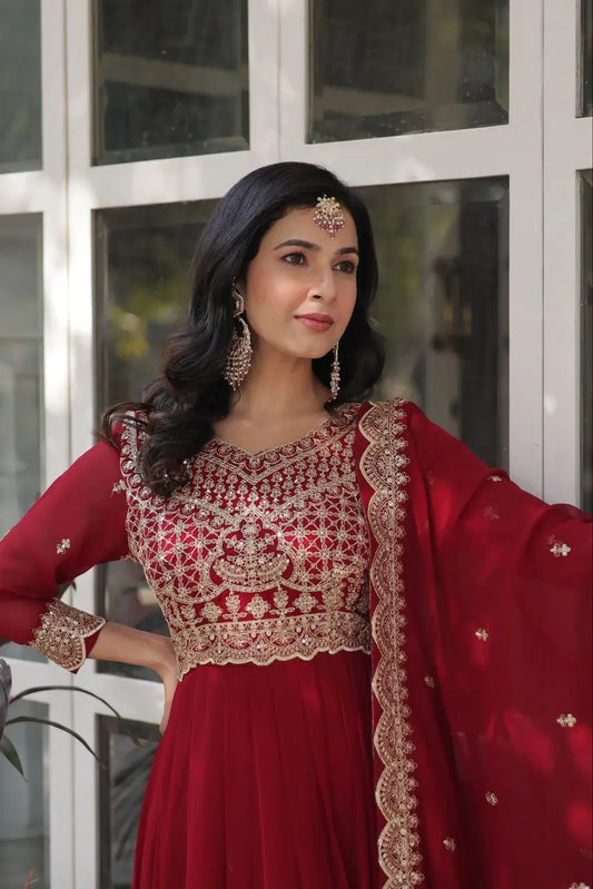 Robe en georgette rouge Falu avec broderies et dupatta assortie