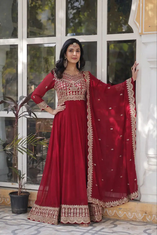 Robe en georgette rouge Falu avec broderies et dupatta assortie