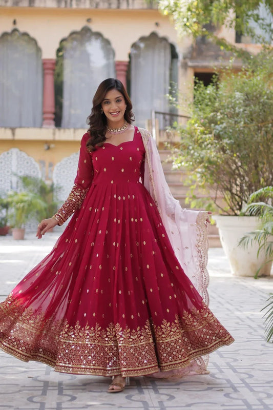 Robe Anarkali Rouge Paprika en Georgette avec Broderies à Sequins et Dupatta Contrastée
