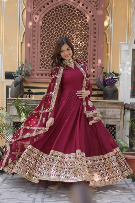 Robe en georgette bordeaux effet velours avec broderies et dupatta travaillé