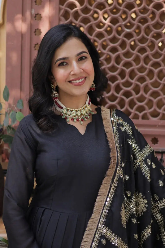 Robe en georgette noire charbon avec broderies et dupatta richement orné