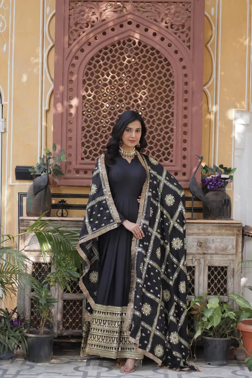 Robe en georgette noire charbon avec broderies et dupatta richement orné