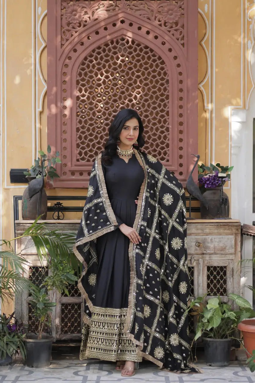 Robe en georgette noire charbon avec broderies et dupatta richement orné