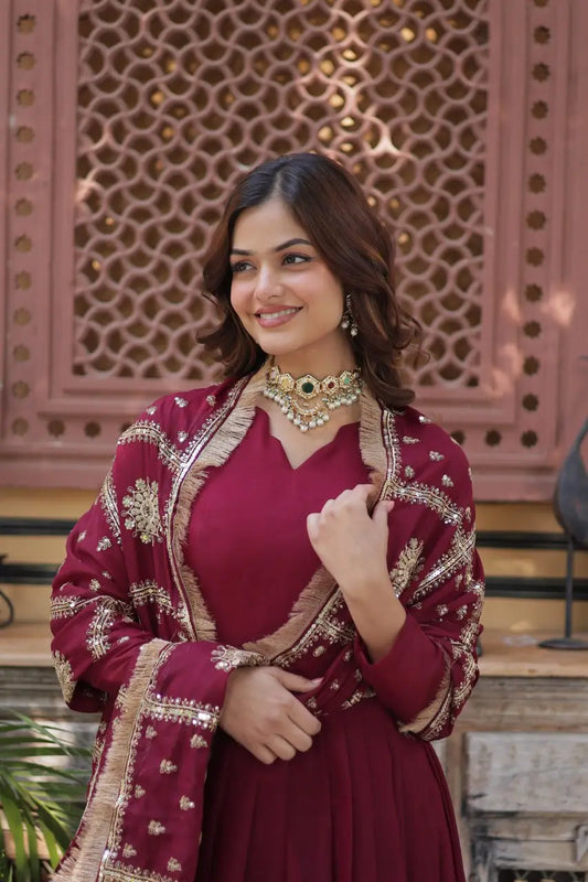 Robe en georgette bordeaux effet velours avec broderies et dupatta travaillé