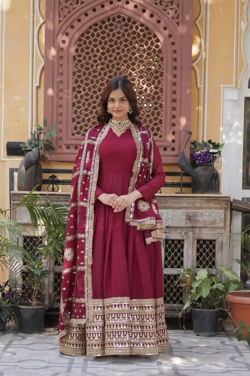 Robe en georgette bordeaux effet velours avec broderies et dupatta travaillé