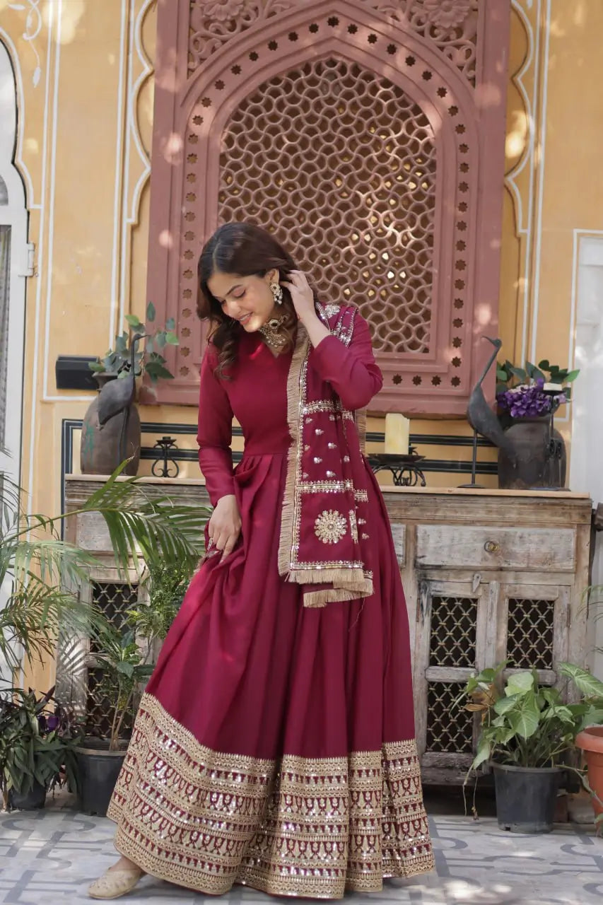 Robe en georgette bordeaux effet velours avec broderies et dupatta travaillé