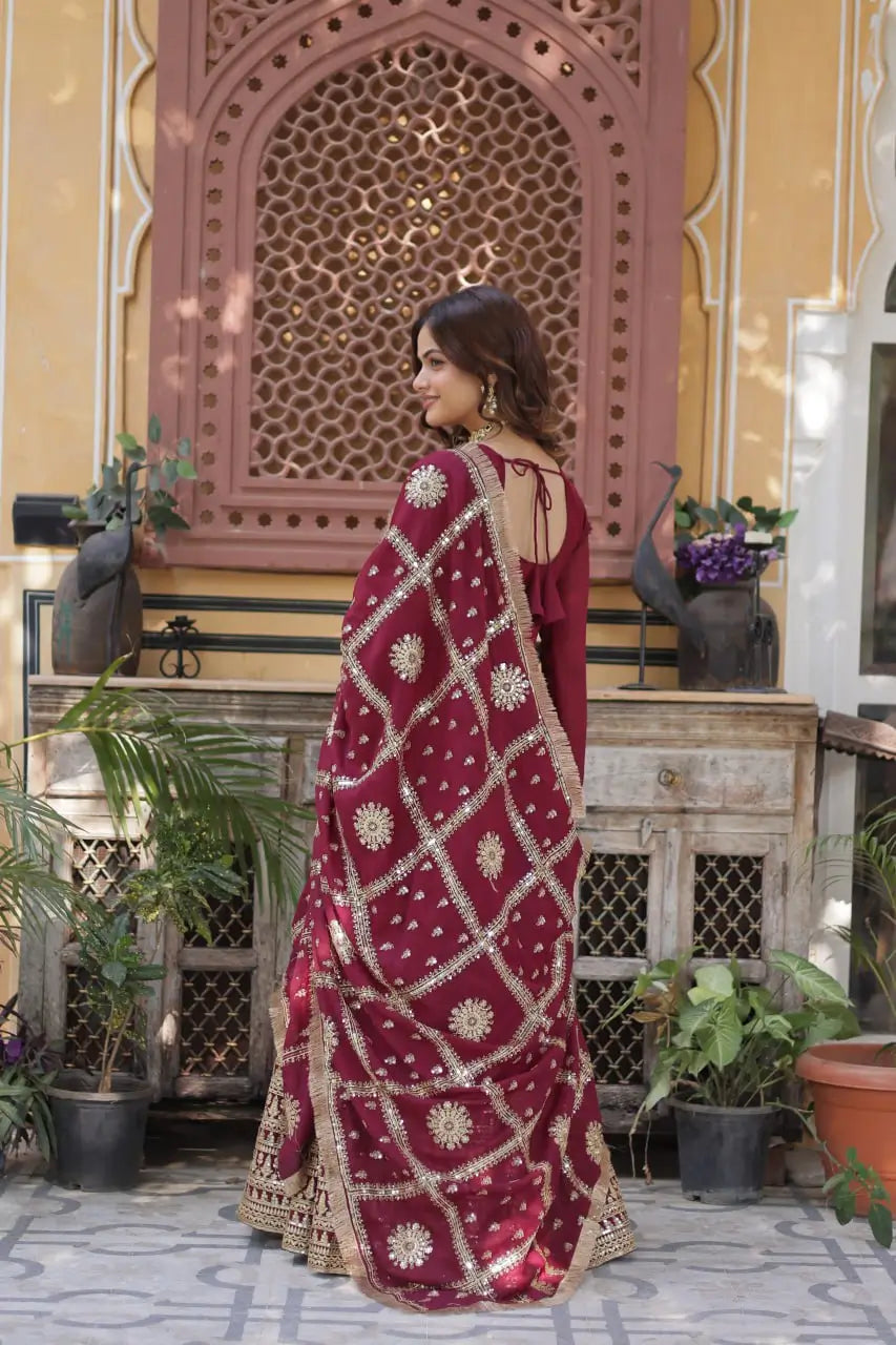 Robe en georgette bordeaux effet velours avec broderies et dupatta travaillé