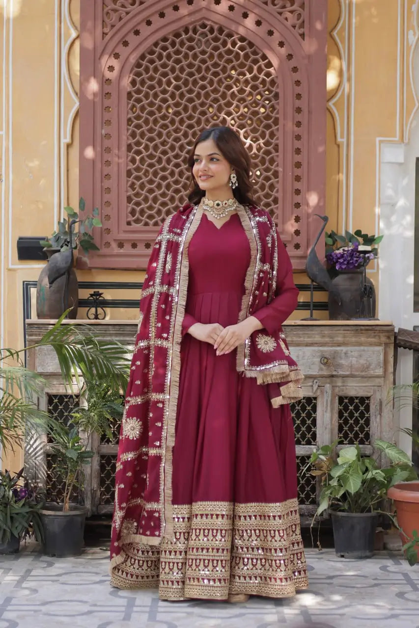 Robe en georgette bordeaux effet velours avec broderies et dupatta travaillé