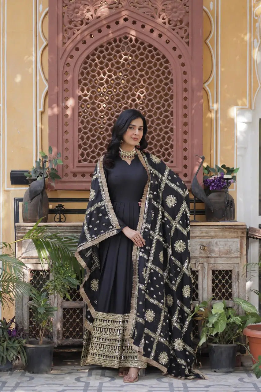 Robe en georgette noire charbon avec broderies et dupatta richement orné