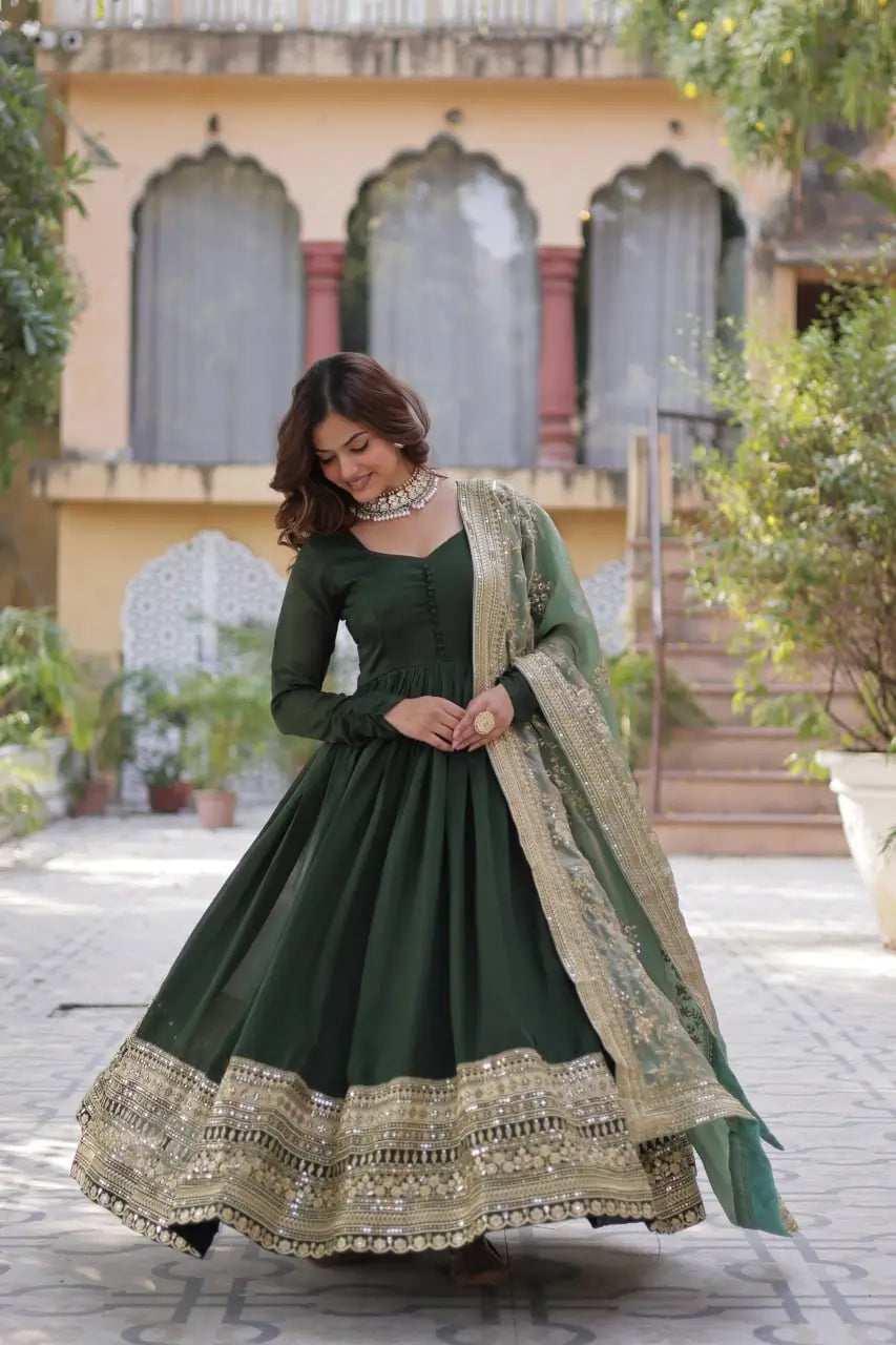 Robe Longue Vert Olive avec Tissu Brillant et Riches Broderies de Sequins avec Dupatta