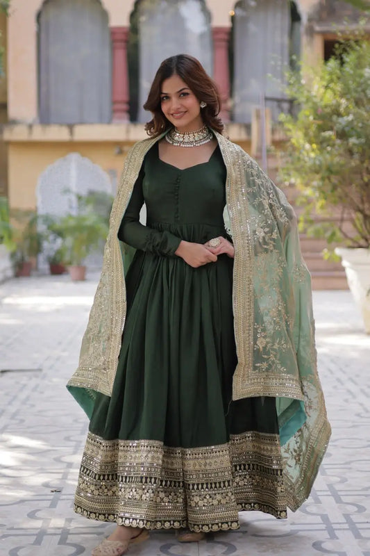 Robe Longue Vert Olive avec Tissu Brillant et Riches Broderies de Sequins avec Dupatta
