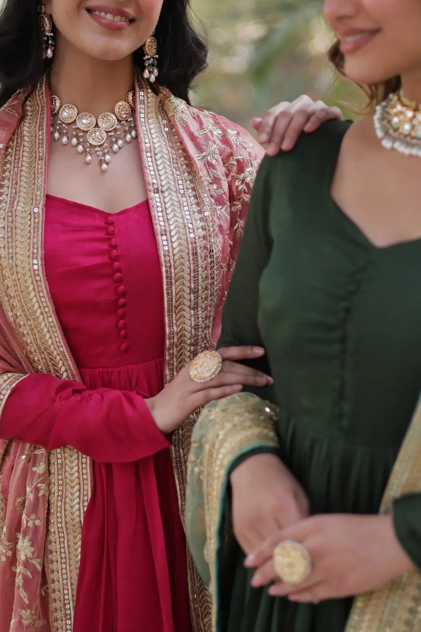 Robe Longue Rose Scintillante avec Riches Broderies de Sequins et Dupatta Somptueux