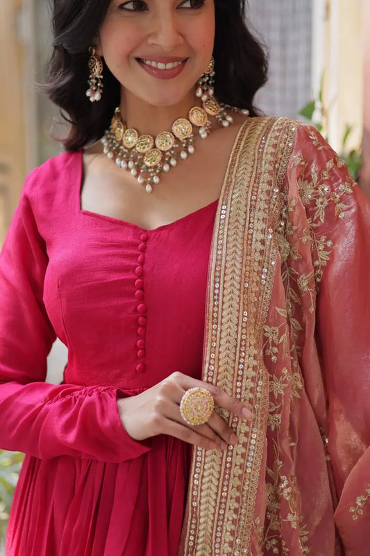 Robe Longue Rose Scintillante avec Riches Broderies de Sequins et Dupatta Somptueux