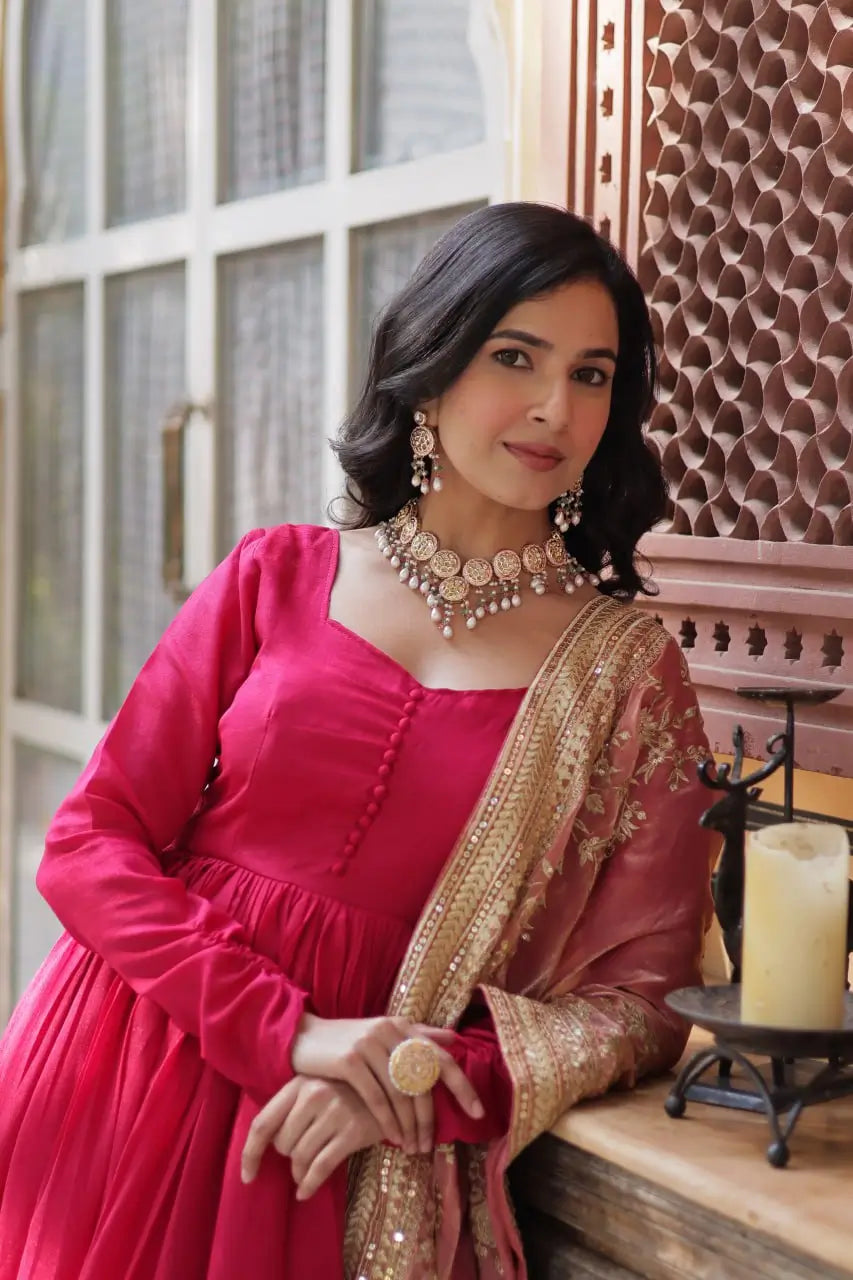 Robe Longue Rose Scintillante avec Riches Broderies de Sequins et Dupatta Somptueux