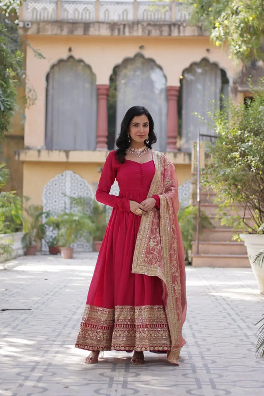 Robe Longue Rose Scintillante avec Riches Broderies de Sequins et Dupatta Somptueux