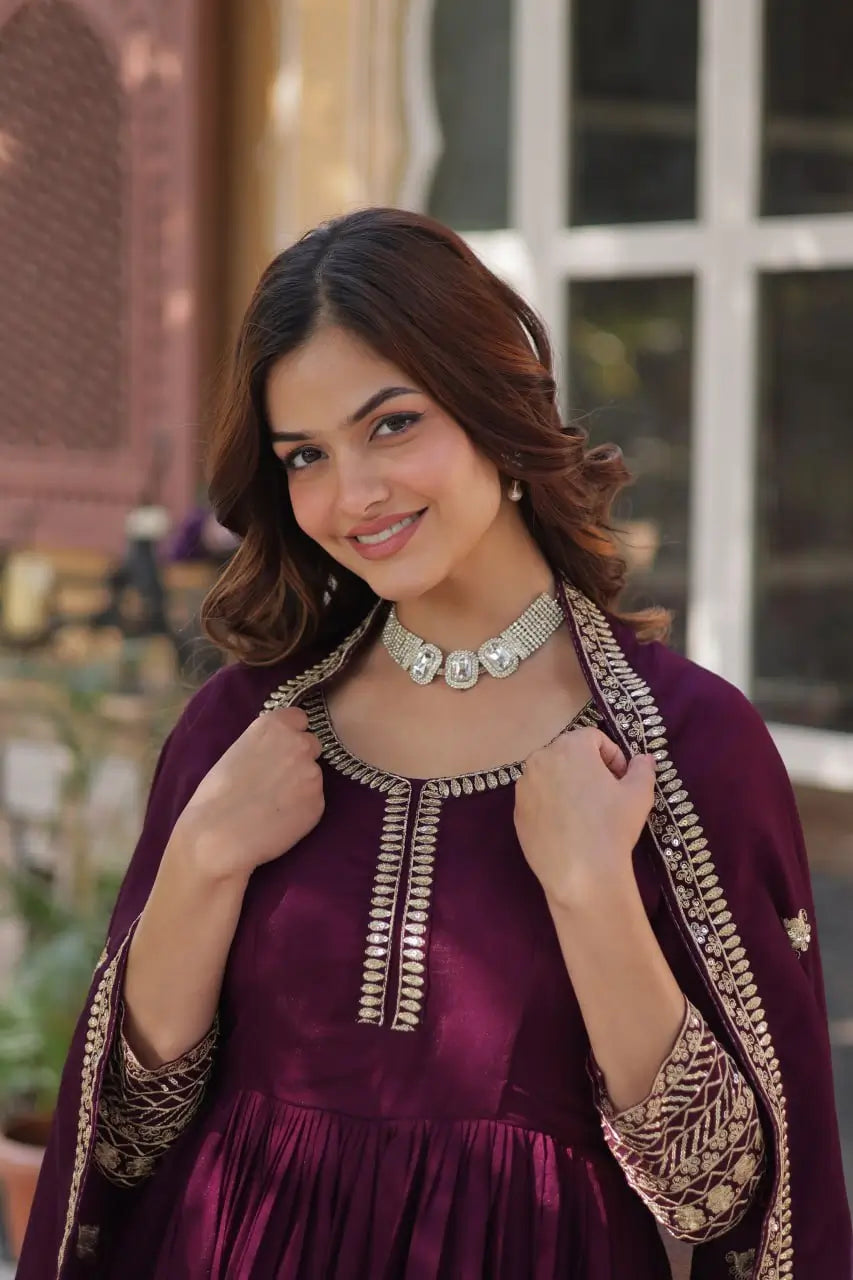 Robe Longue Bordeaux avec Broderies de Sequins et Dupatta Somptueux
