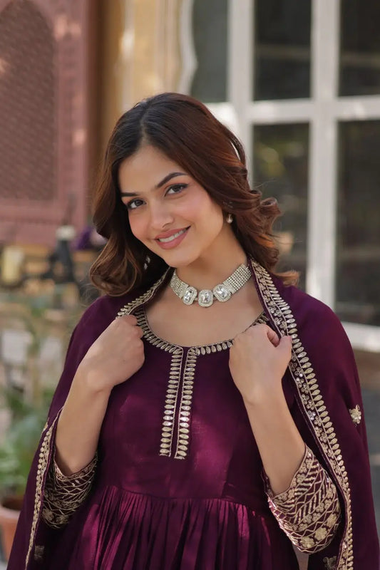 Robe Longue Bordeaux avec Broderies de Sequins et Dupatta Somptueux