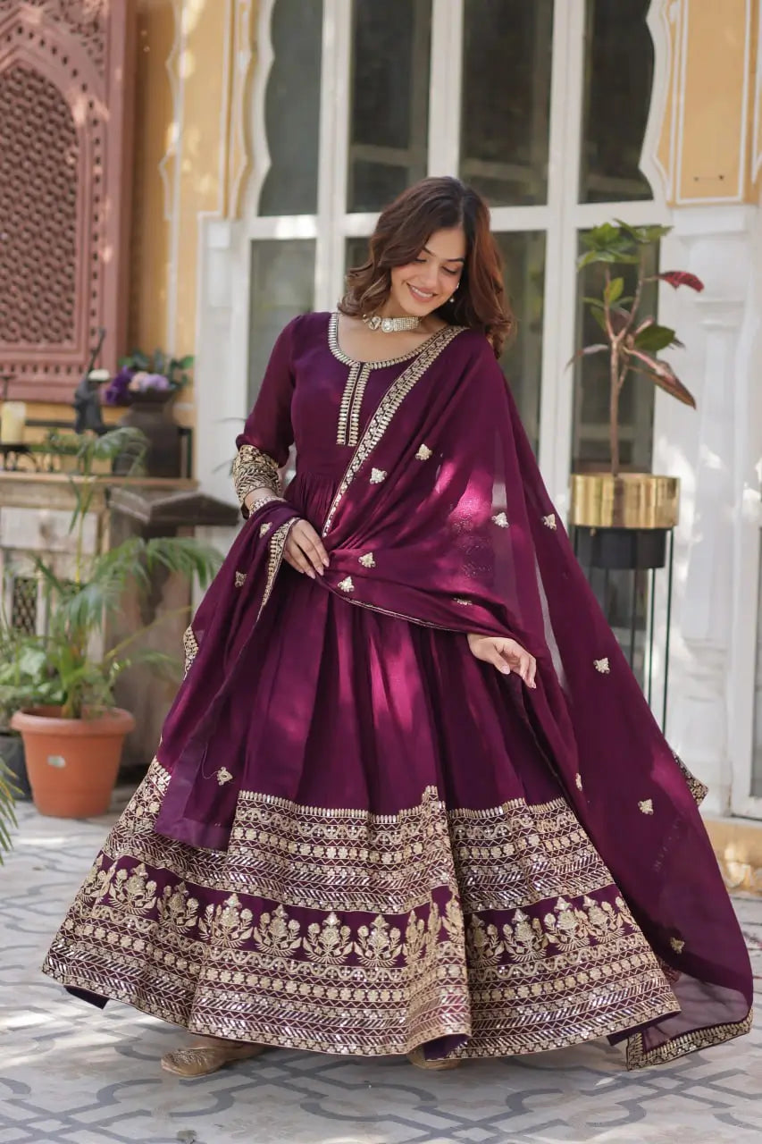 Robe Longue Bordeaux avec Broderies de Sequins et Dupatta Somptueux