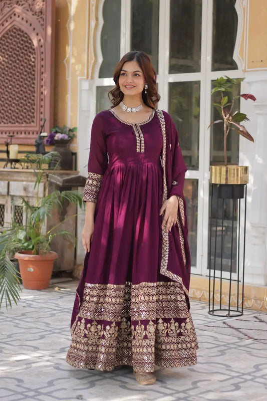 Robe Longue Bordeaux avec Broderies de Sequins et Dupatta Somptueux