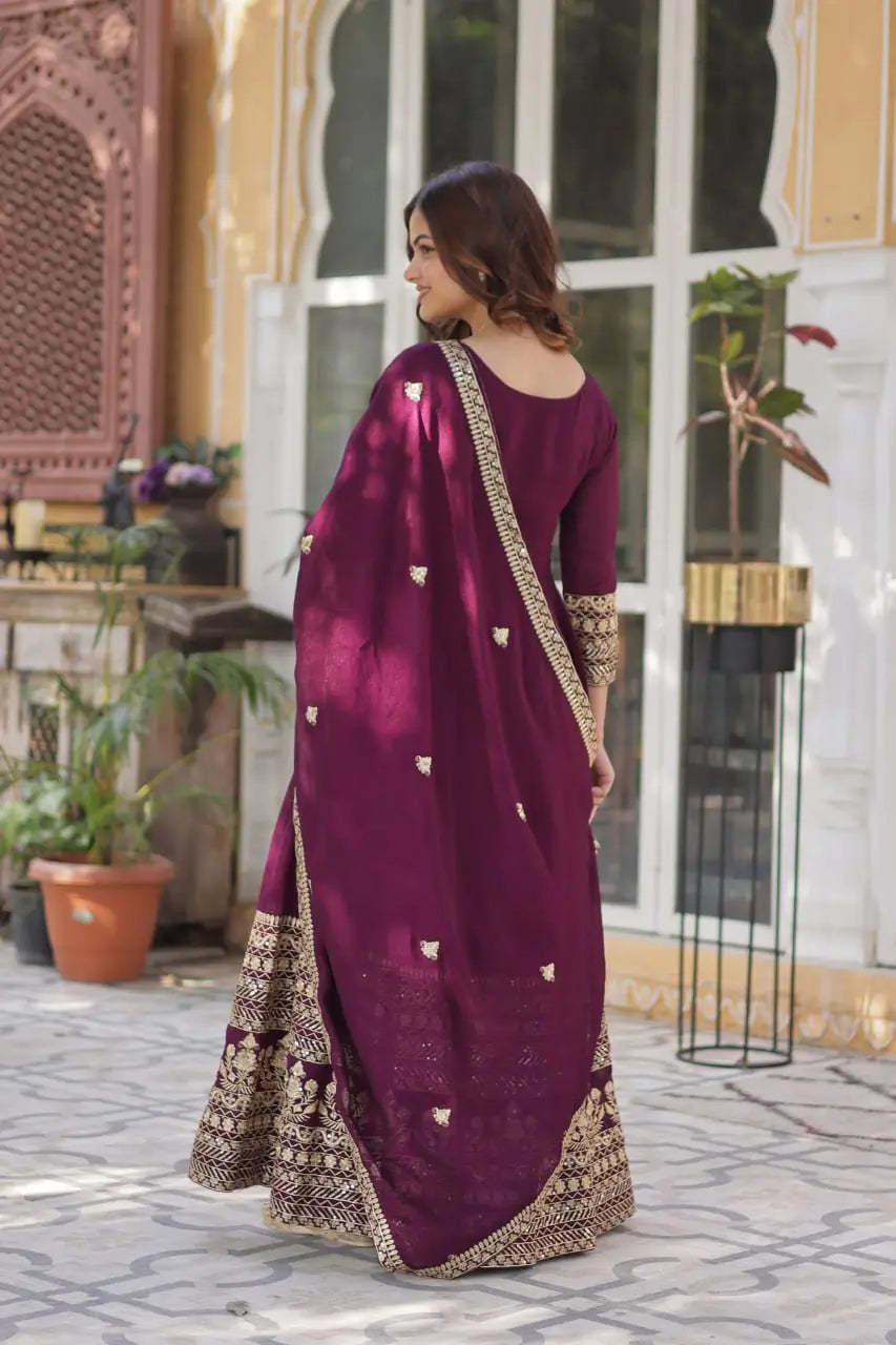 Robe Longue Bordeaux avec Broderies de Sequins et Dupatta Somptueux