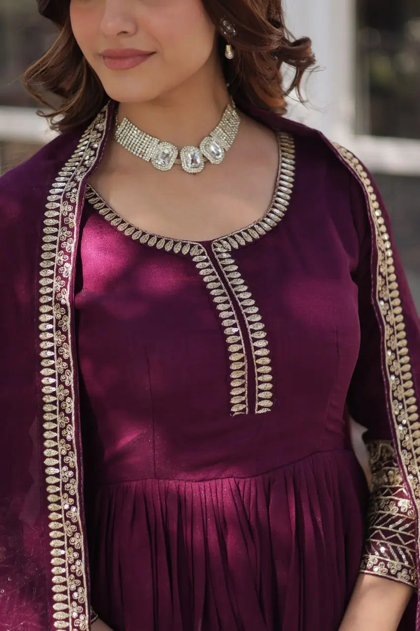 Robe Longue Bordeaux avec Broderies de Sequins et Dupatta Somptueux