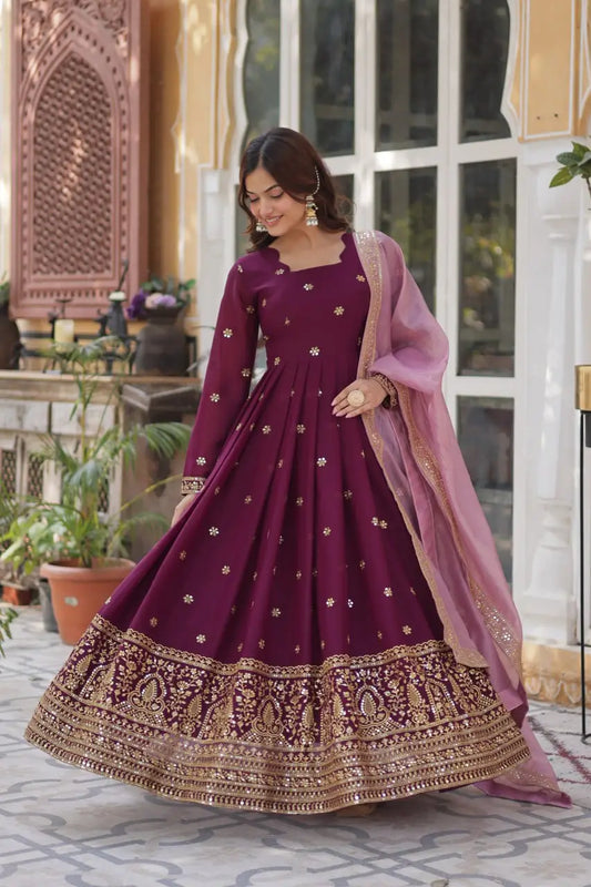 Robe en georgette violet mûre avec broderie zari et sequins, accompagnée d’un dupatta contrasté