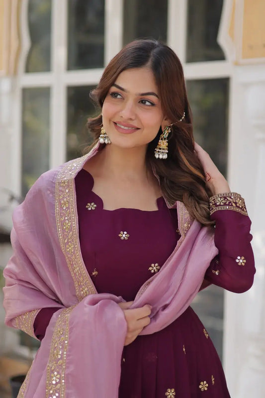 Robe en georgette violet mûre avec broderie zari et sequins, accompagnée d’un dupatta contrasté