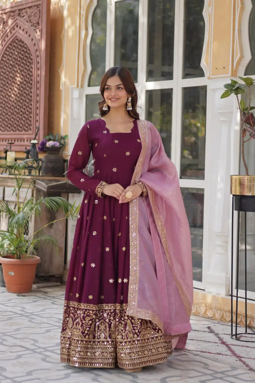 Robe en georgette violet mûre avec broderie zari et sequins, accompagnée d’un dupatta contrasté