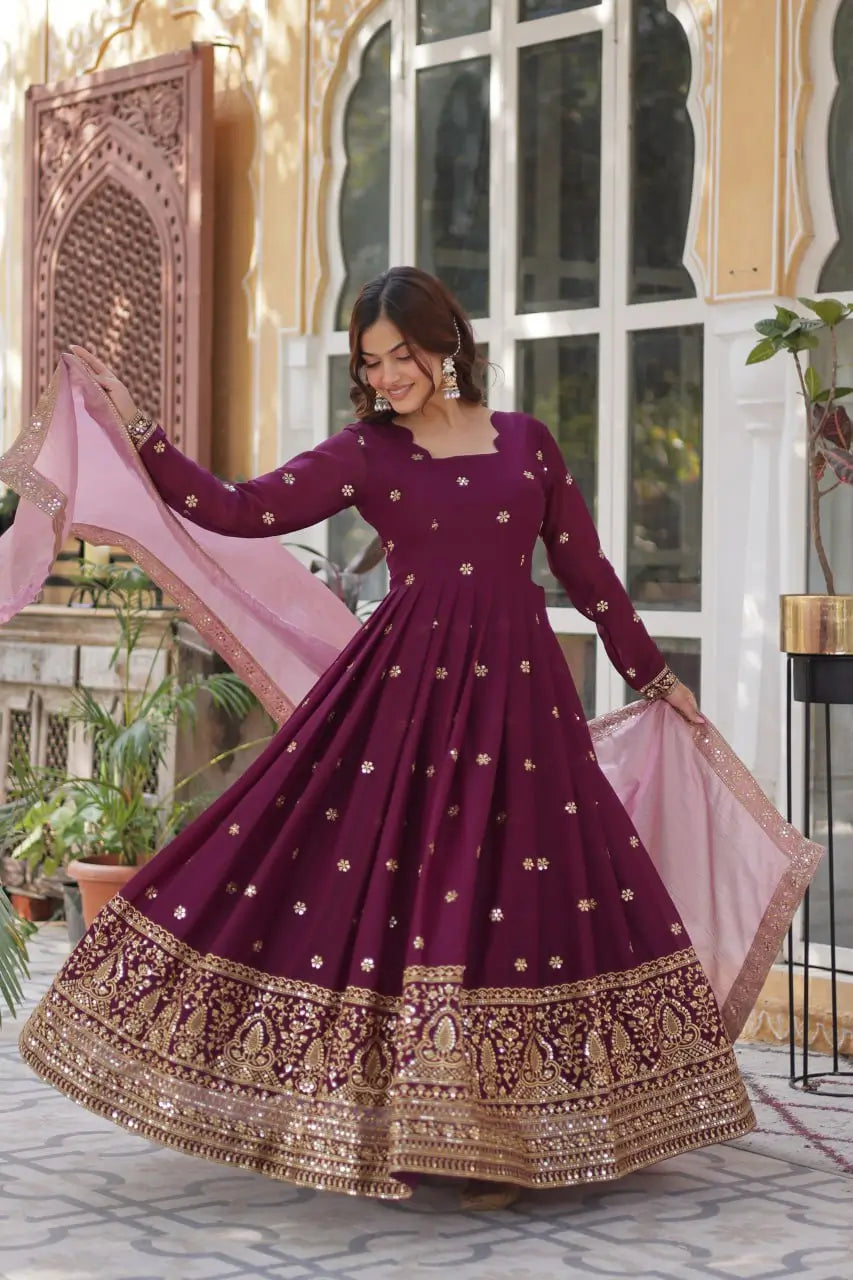 Robe en georgette violet mûre avec broderie zari et sequins, accompagnée d’un dupatta contrasté