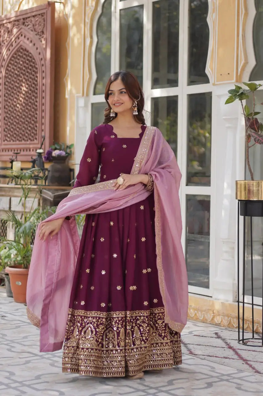 Robe en georgette violet mûre avec broderie zari et sequins, accompagnée d’un dupatta contrasté