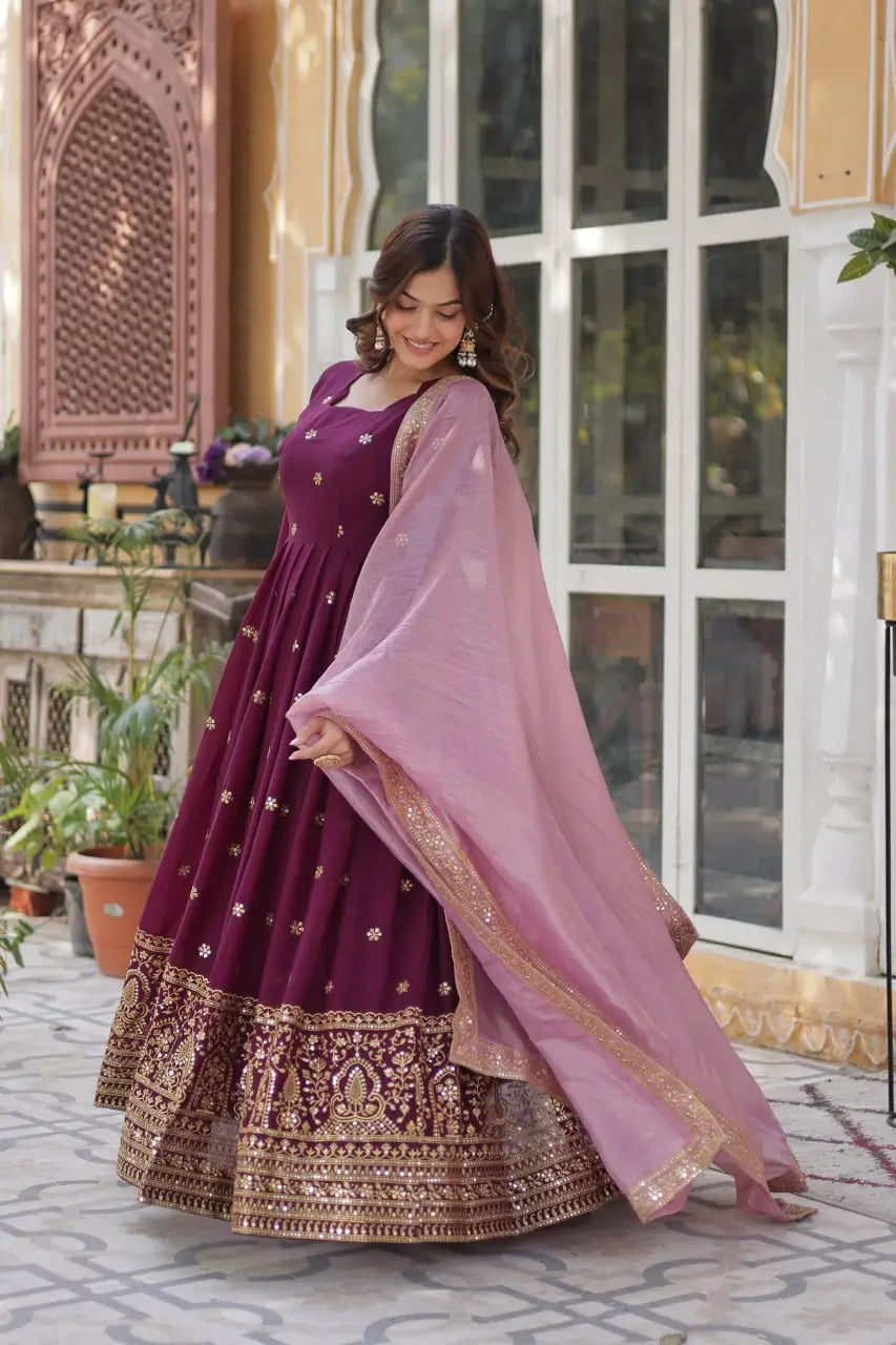 Robe en georgette violet mûre avec broderie zari et sequins, accompagnée d’un dupatta contrasté
