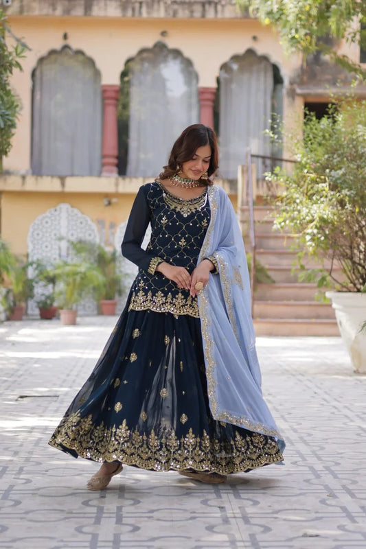 Ensemble Kurti Palazzo Bleu Canard foncé avec Broderies de Sequins et Dupatta Contrasté