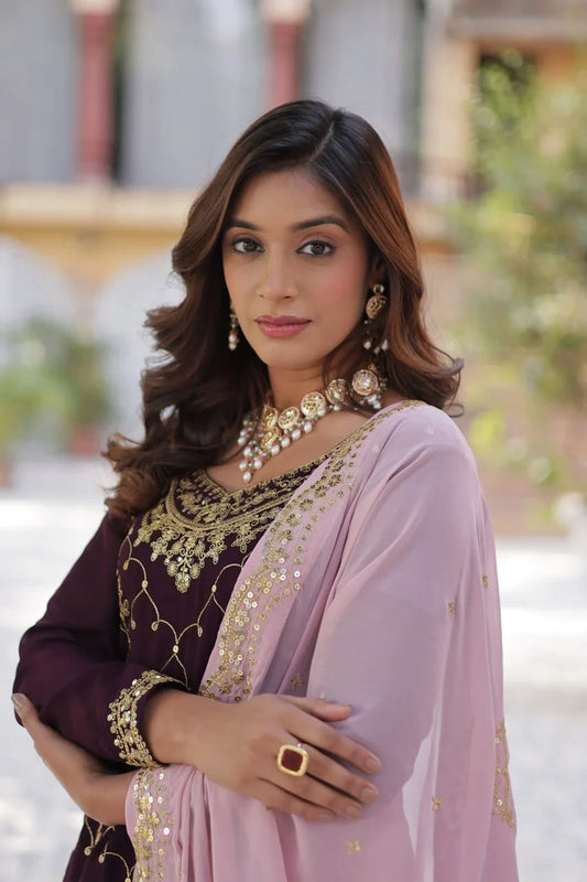 Ensemble Kurti Palazzo Violet foncé avec Sequins et Dupatta Contrasté