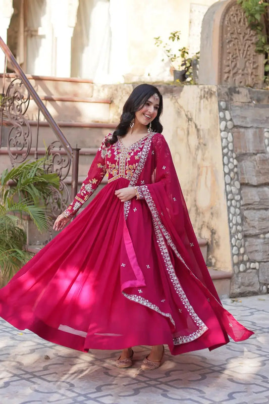 Robe Longue Rouge Rosé avec Broderies de Fils et Sequins avec Dupatta