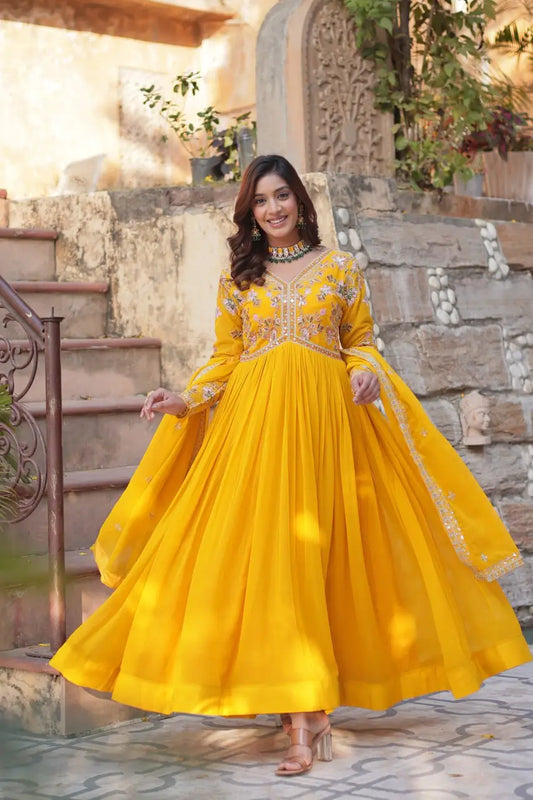 Robe Longue Indienne Jaune Éclatant avec Broderies de Fils et Sequins avec Dupatta