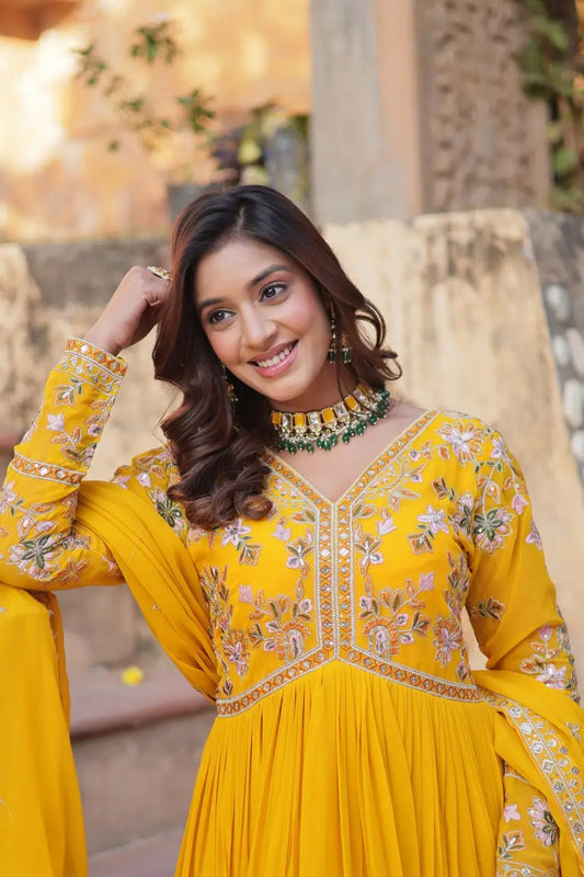 Robe Longue Indienne Jaune Éclatant avec Broderies de Fils et Sequins avec Dupatta