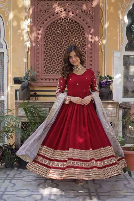 Robe Longue Rouge Merlot | Broderies de Sequins et Dupatta Contrasté