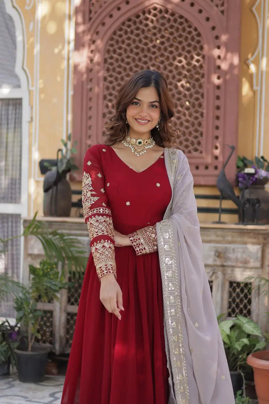 Robe Longue Rouge Merlot | Broderies de Sequins et Dupatta Contrasté