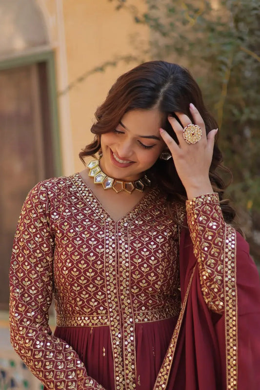 Robe Longue Bordeaux en Georgette avec Broderies de Sequins et Dupatta