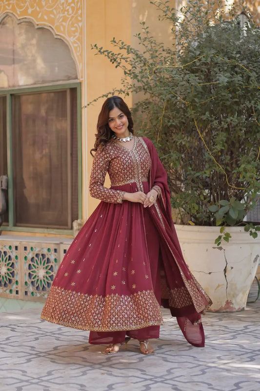 Robe Longue Bordeaux en Georgette avec Broderies de Sequins et Dupatta