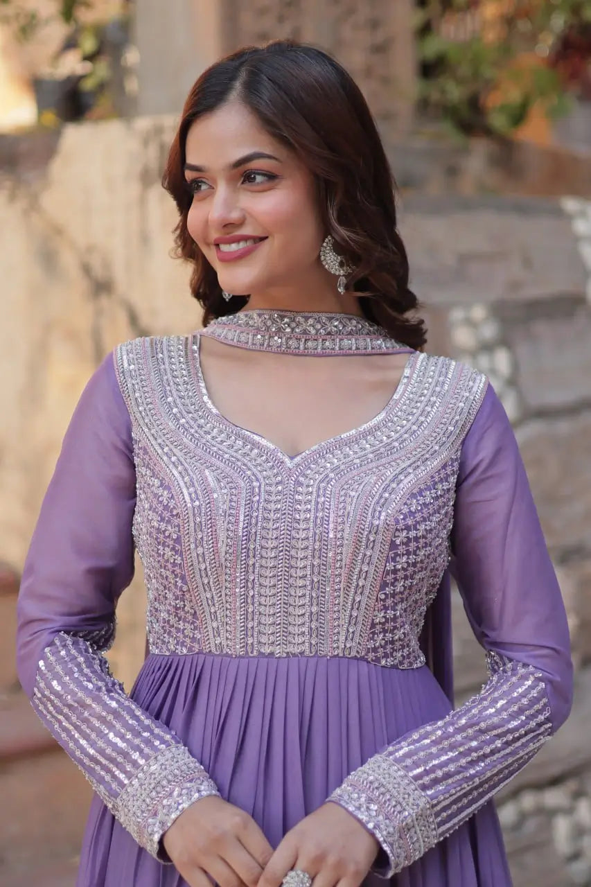 Robe Longue Violet Lilas en Georgette | Broderies de Perles et Sequins avec Dupatta