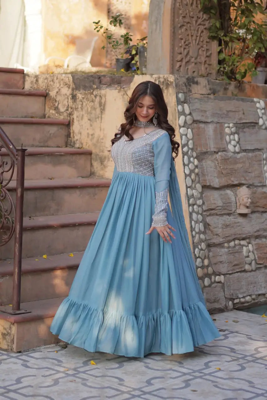 Robe Longue Bleu Ciel en Georgette | Broderies de Perles et Sequins avec Dupatta