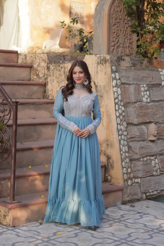 Robe Longue Bleu Ciel en Georgette | Broderies de Perles et Sequins avec Dupatta