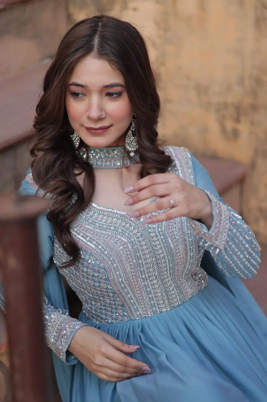 Robe Longue Bleu Ciel en Georgette | Broderies de Perles et Sequins avec Dupatta