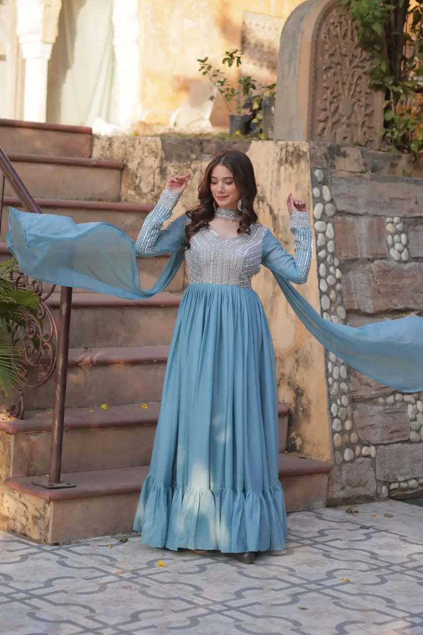 Robe Longue Bleu Ciel en Georgette | Broderies de Perles et Sequins avec Dupatta