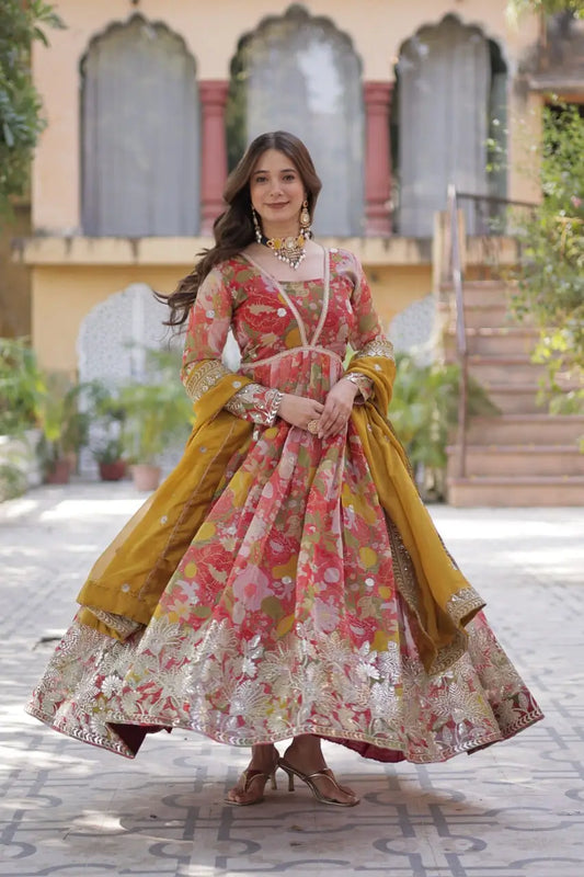 Robe rouge à imprimé floral multicolore avec broderie foil et sequins, accompagnée d’un dupatta assorti