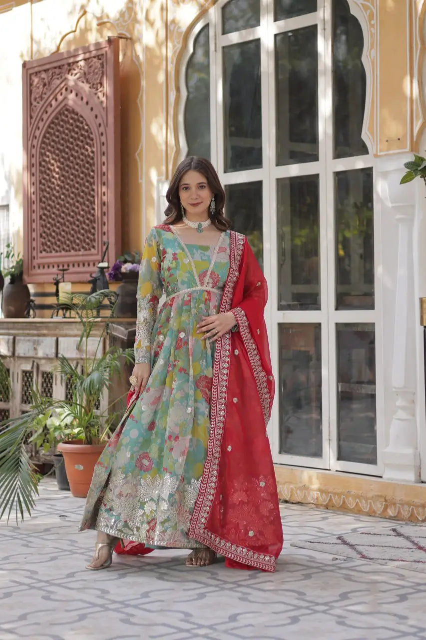 Robe Ciel Bleu à Imprimé Floral Multicolore avec Broderie et Sequins, Accompagnée de son Dupatta