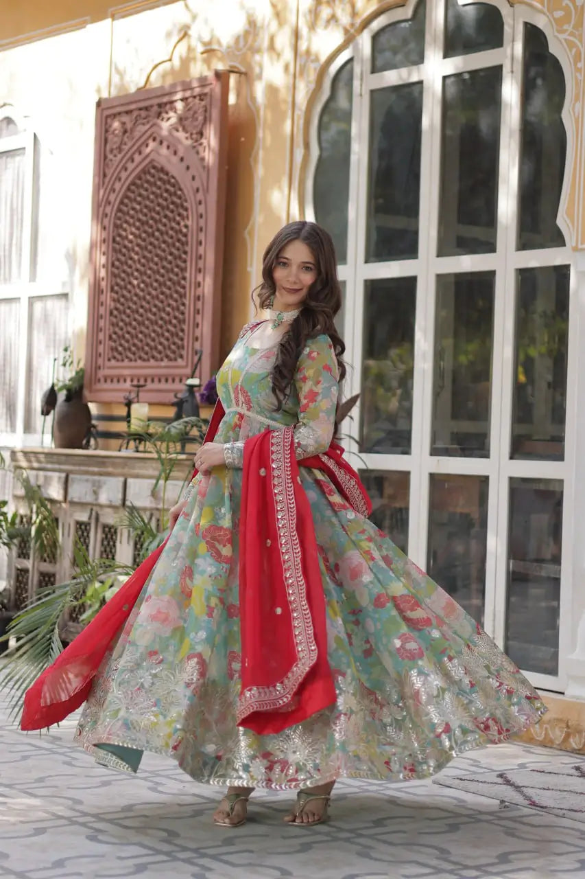 Robe Ciel Bleu à Imprimé Floral Multicolore avec Broderie et Sequins, Accompagnée de son Dupatta